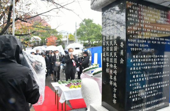 相关人士6日在纪念碑前默哀