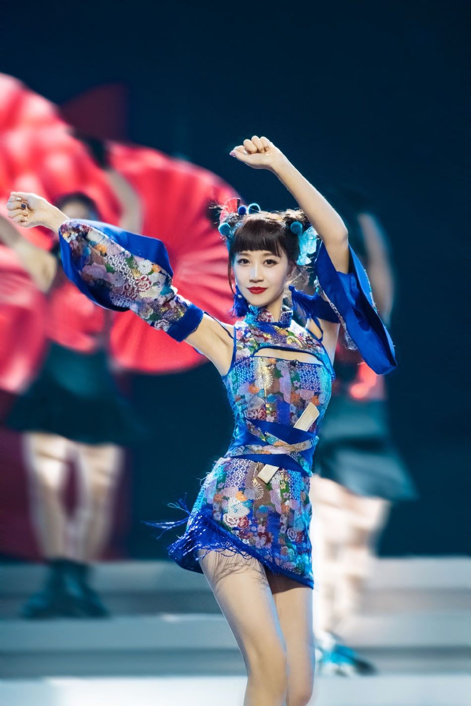 蓝盈莹身着短款亮蓝色国风旗袍,双丸子头元气满满, "春丽"造型也着实