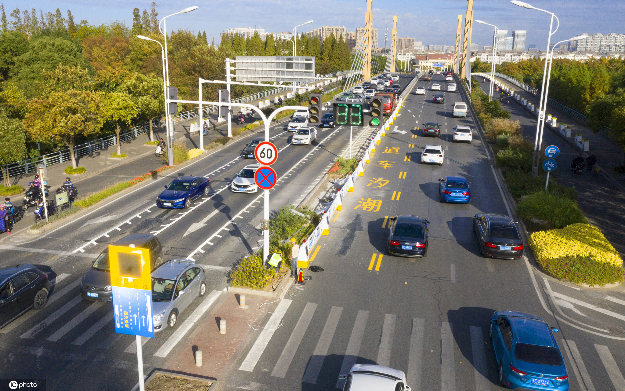 马路机器人首次亮相02潮汐车道智慧切换