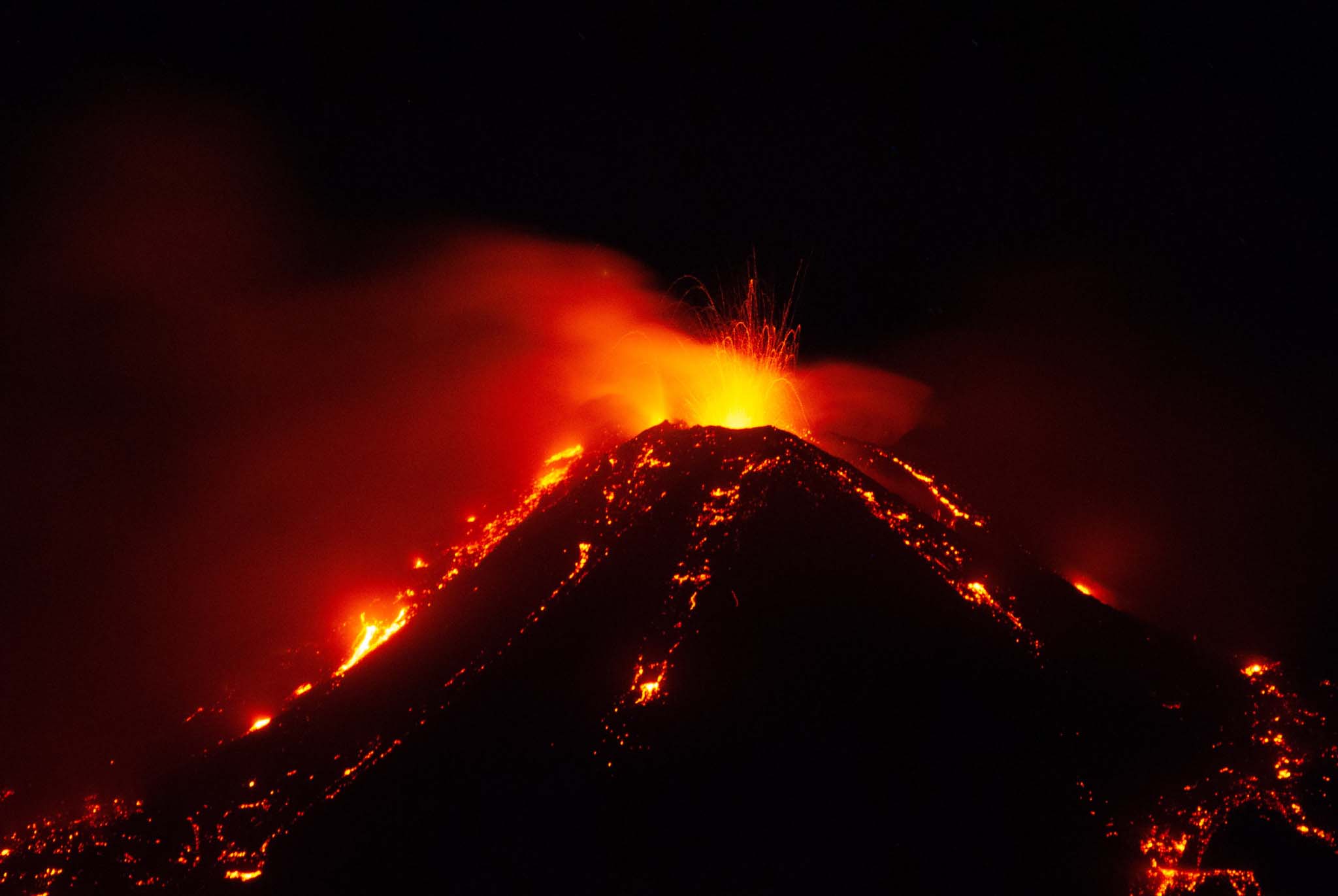 意大利埃特納火山激烈噴發 岩漿噴湧濃煙籠罩