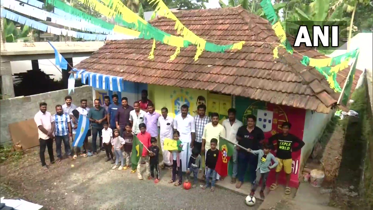17名印度球迷和孩子们在房子前合影留念 图源：印度亚洲国际新闻通讯社