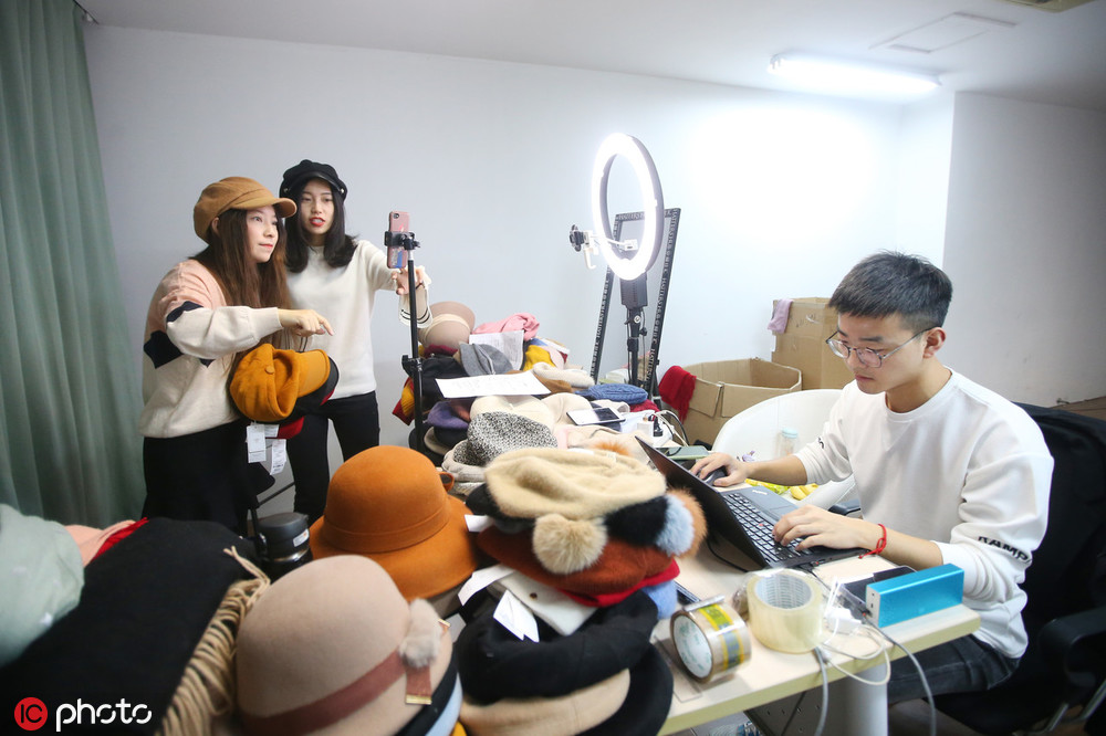 2019年11月10日晚,在江苏省南通市,电商直播团队向顾客介绍产品.