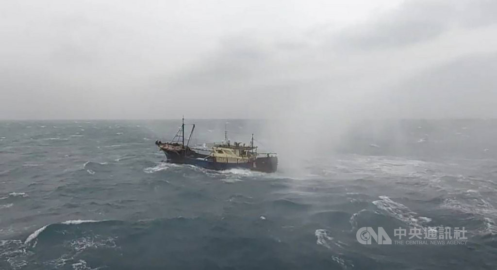 出现在澎湖西吉海域避风的大陆渔船（图片来源：台湾“中央社”）