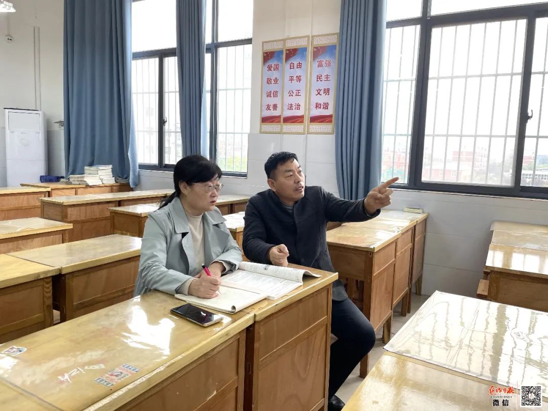 夫妻俩正在讨论如何增强网课的师生互动。