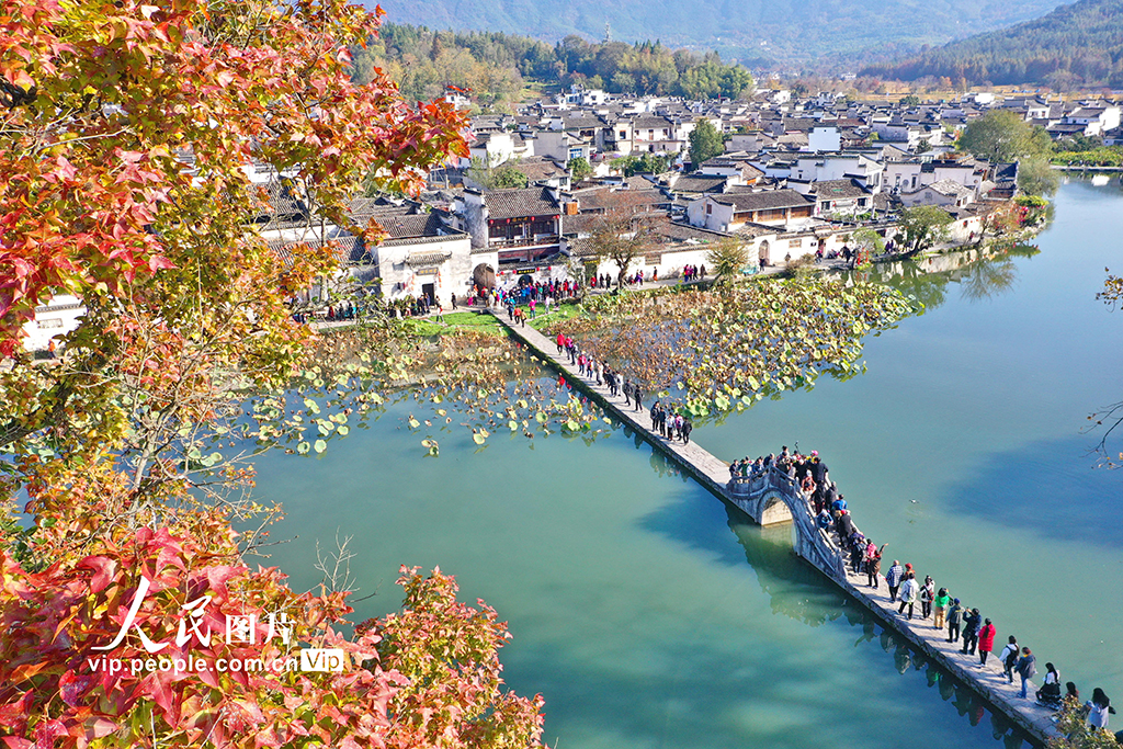 安徽黟县宏村游人如织