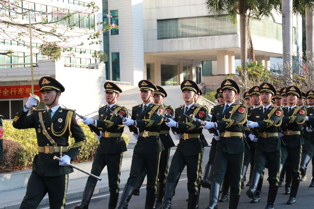 向国旗敬礼 南部战区各部队以特别仪式迎接新年