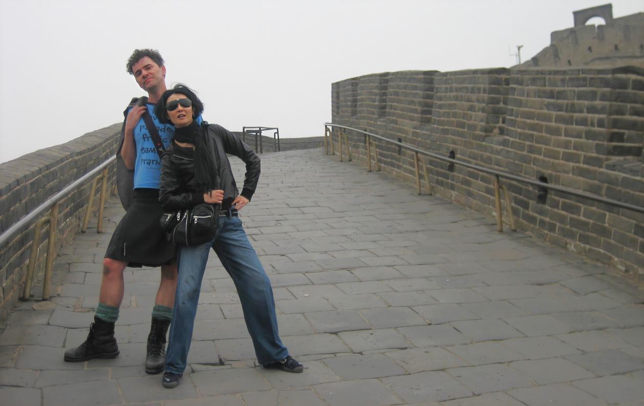 纪录片《电影史话》拍摄期间,马克·卡曾斯与张曼玉在北京合影。受访者供图