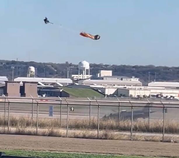 当地时间周四（15日），美军一架第五代战斗机F-35B闪电II在得克萨斯州北部一个空军基地垂直降落时发生坠毁，飞行员随即弹射 视频截图