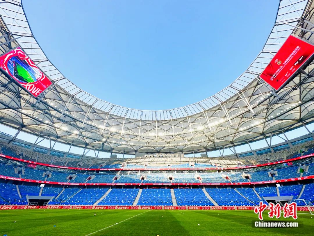 大连梭鱼湾足球场.中新网记者 卞立群 摄