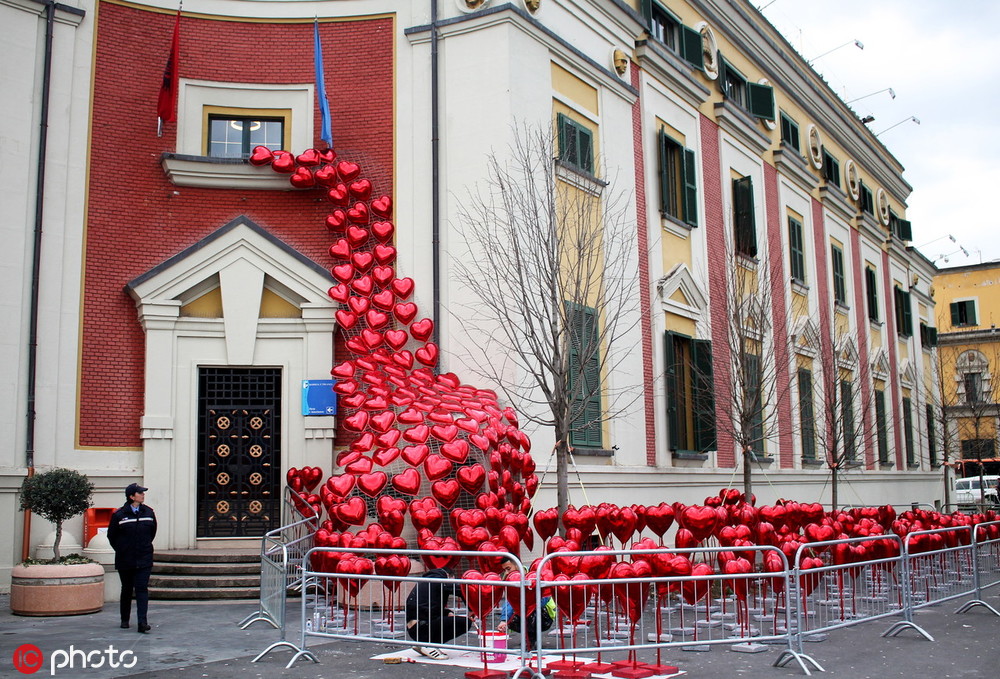 街头现"爱心瀑布",市中心公园也竖起写满不同语言"我爱你"的艺术装置