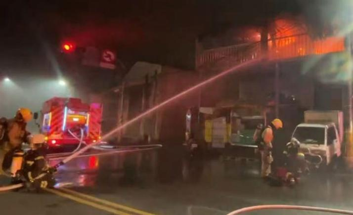 高雄市凤山区一处茶叶工厂18日凌晨发生火灾。图源：台媒