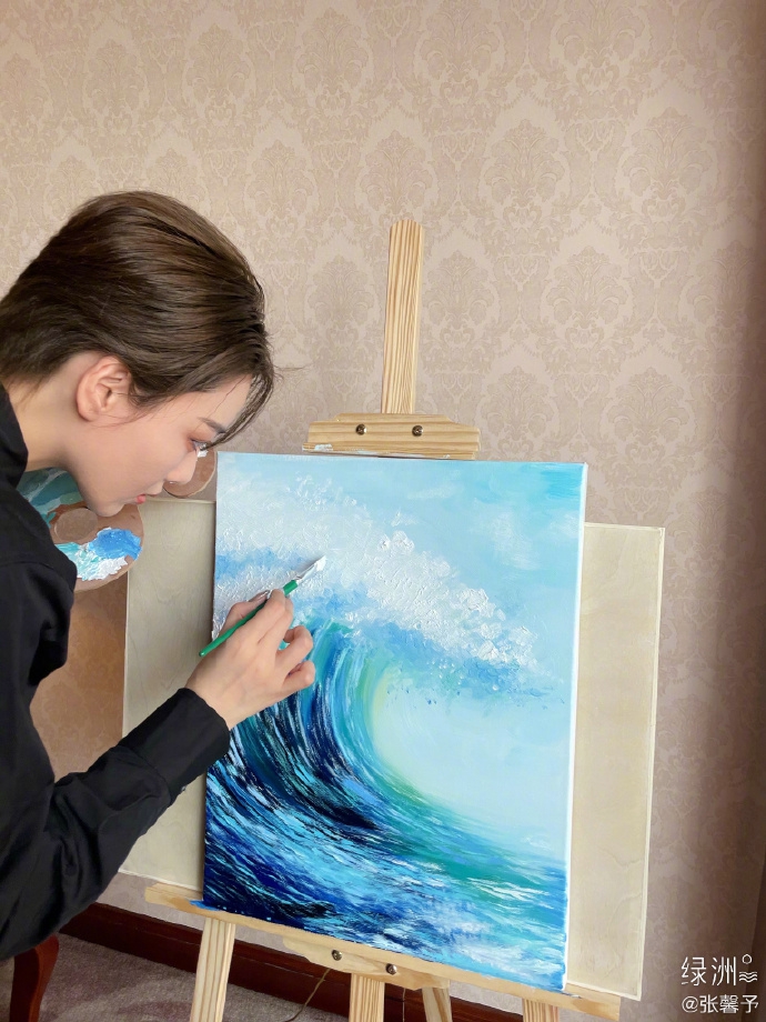 画功了得张馨予手拿调色板画小浪花儿