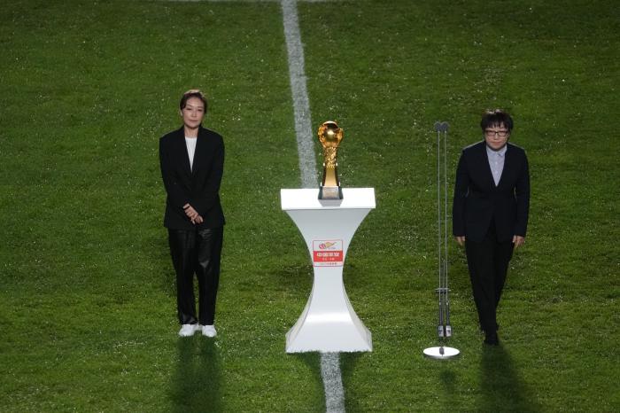 上海上港3比2险胜广州恒大领跑积分榜