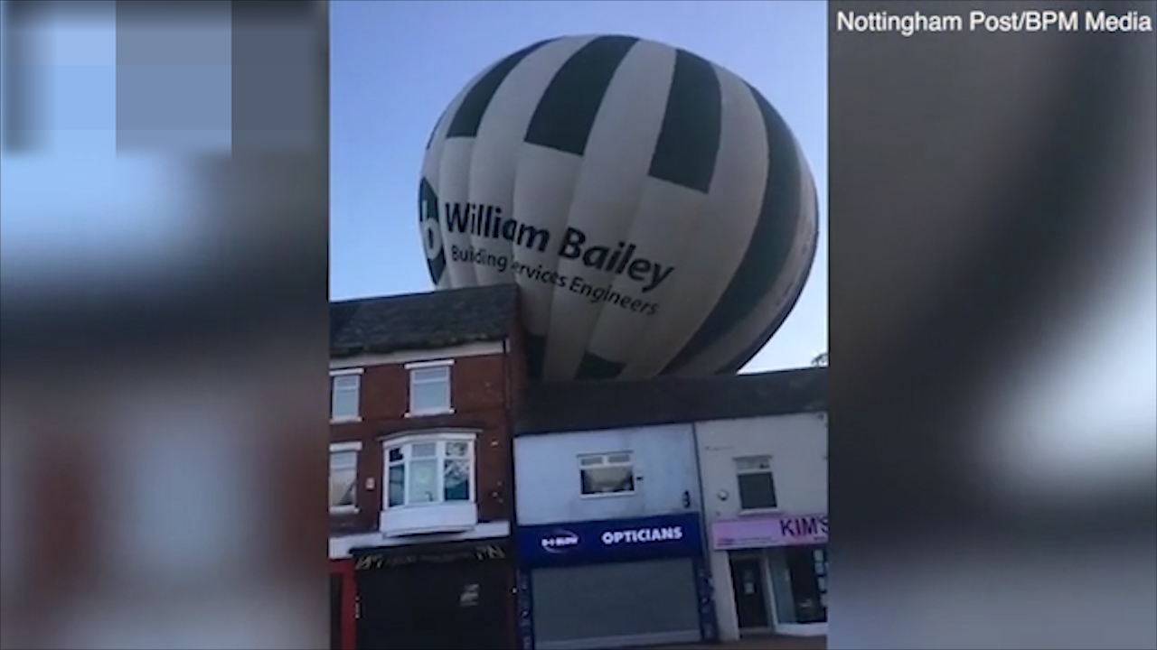 英国一架热气球燃料耗尽迫降撞在酒吧屋顶 造成1人受伤