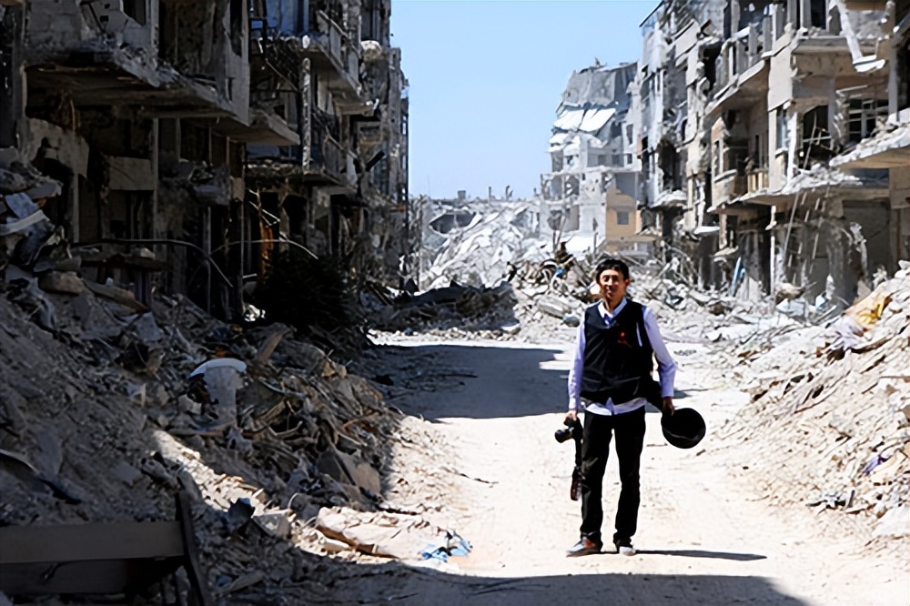 焦翔进入叙利亚政府军解放霍姆斯老城与反对派交战现场进行一线报道