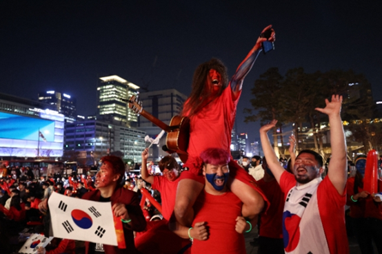 24日晚，韩国球迷在首尔光化门广场，进行街头助威集会，为韩国队加油。 图自韩媒
