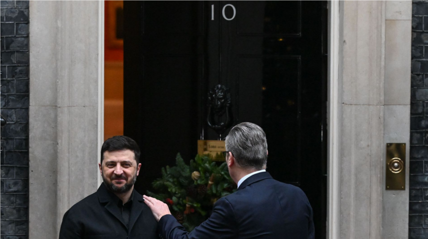 当地时间8日，泽连斯基在英国伦敦唐宁街10号首相府前  图源：美媒报道配图