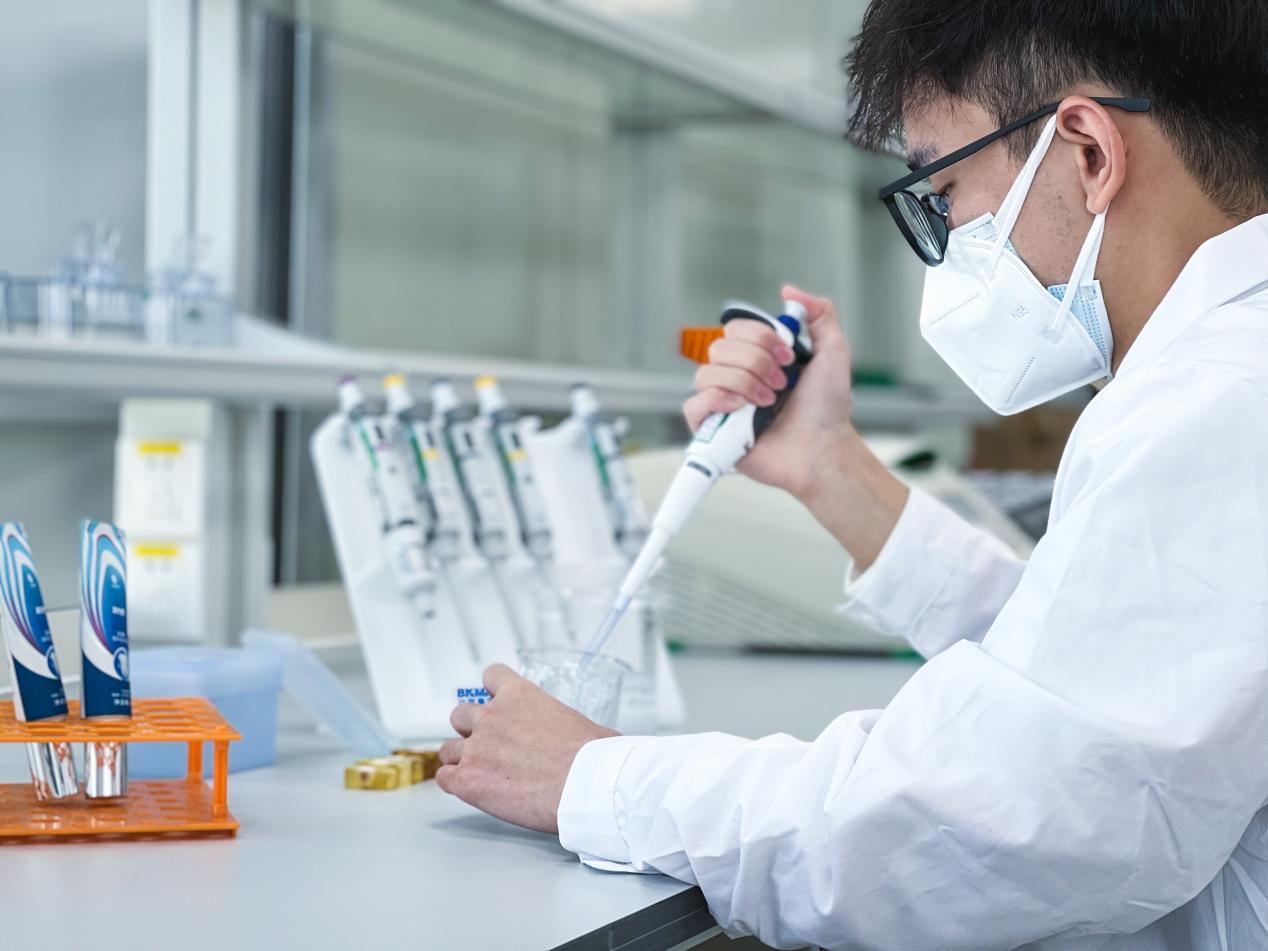 "心悦创造"口腔微生物研发团队在进行体外实验.受访单位供图