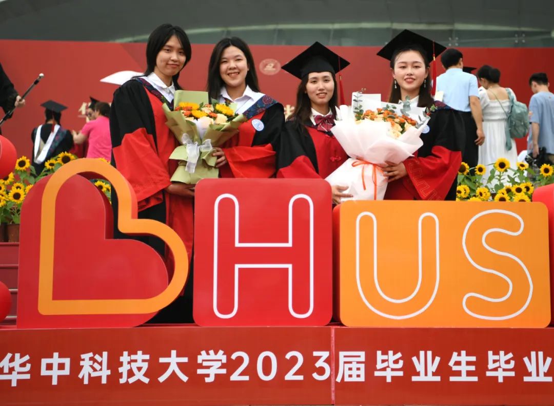 毕业生合影留念.记者高勇 摄