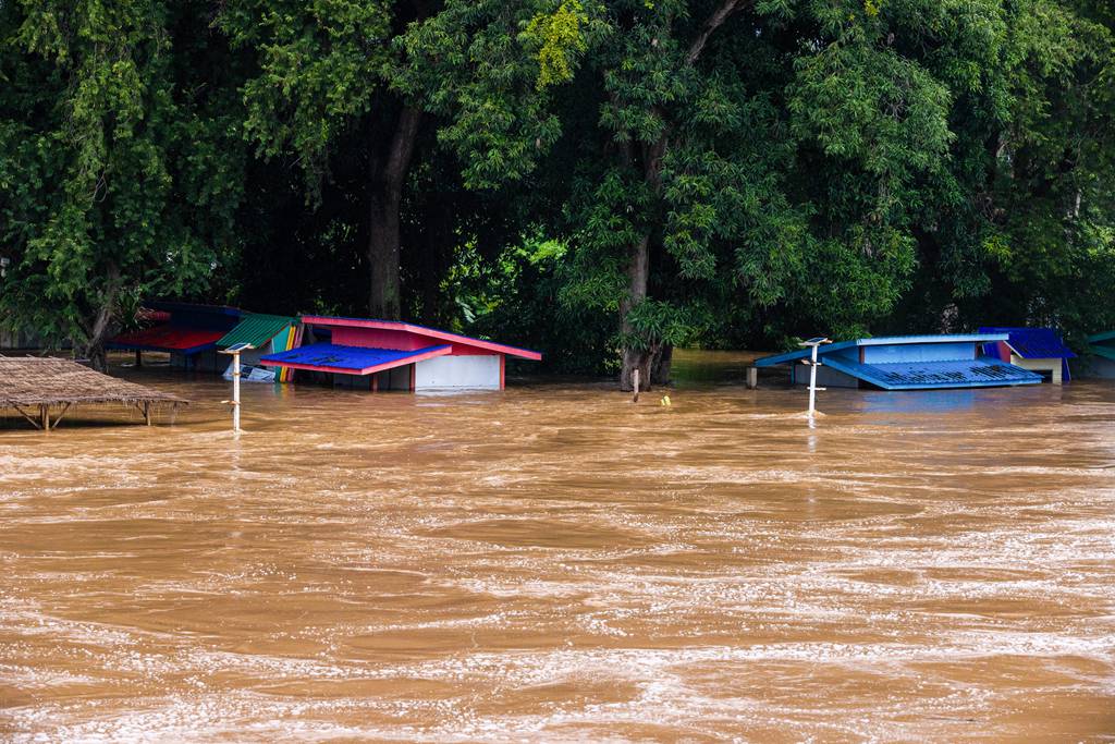 受台风和暴雨影响泰国多地遭受洪灾,房屋"泡澡"