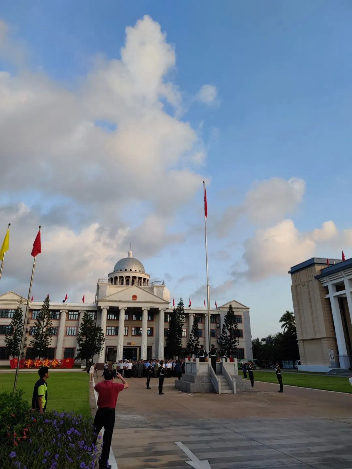 海南三沙市举行升国旗仪式