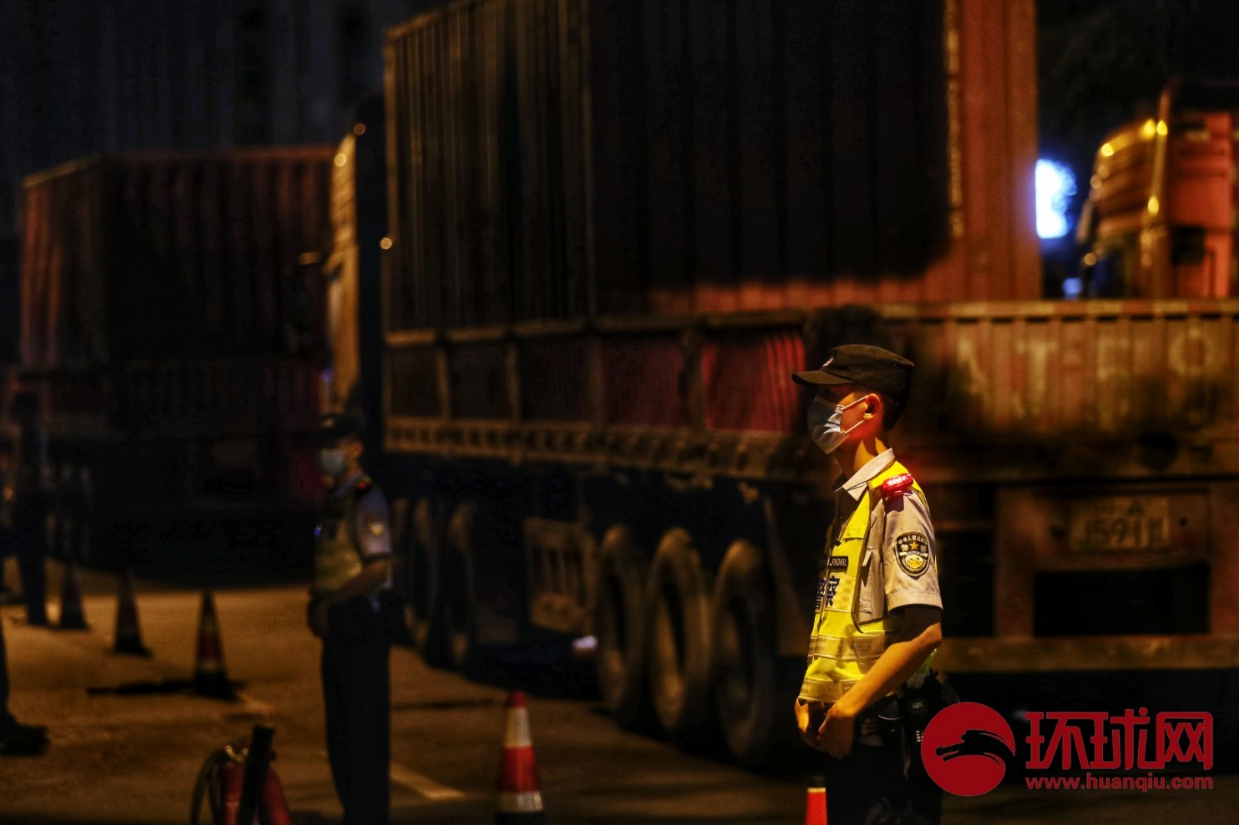 2020年7月27日凌晨,成都市民围观美领馆搬家。