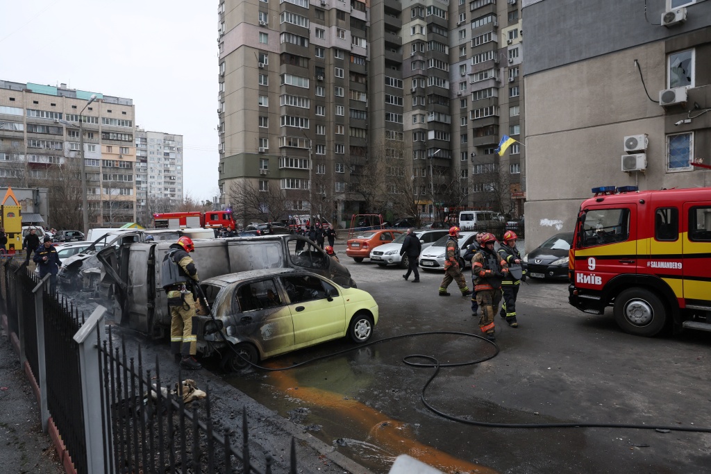 地时间2023年3月9日，乌克兰基辅发生爆炸，消防员在现场灭火。图源：澎湃影像