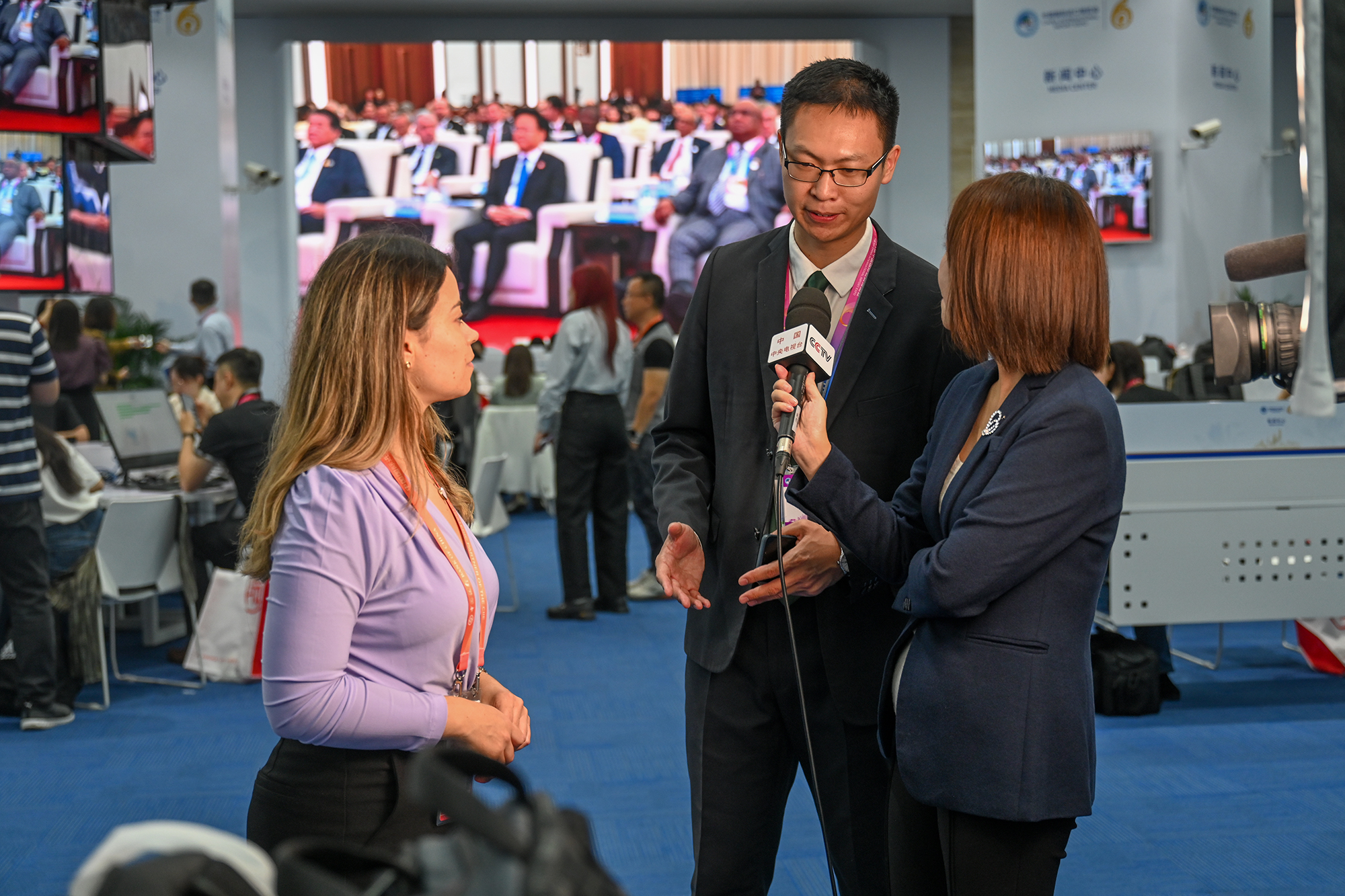 央视记者正在进行采访。