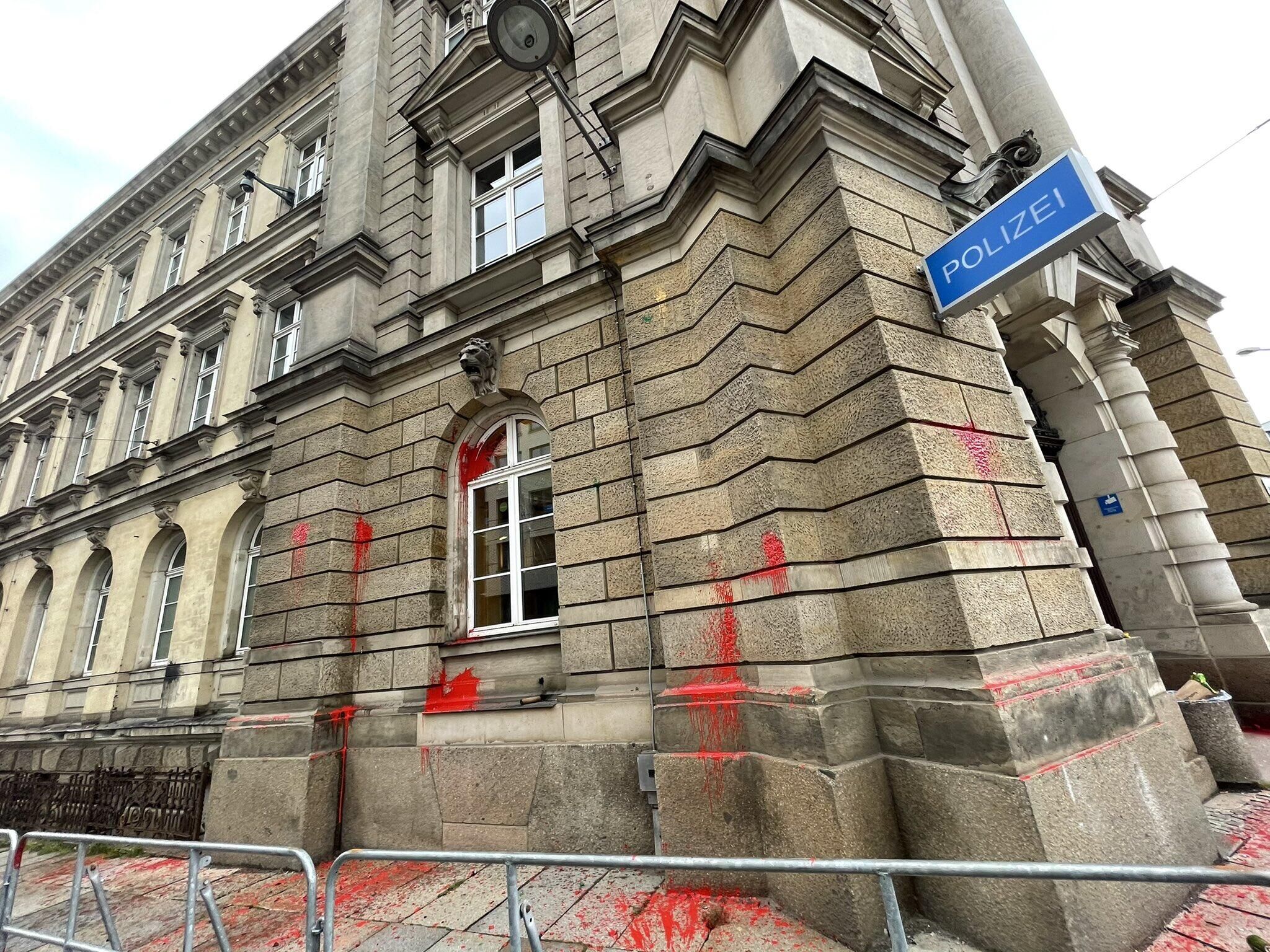 莱比锡警察总部大楼外被泼油漆