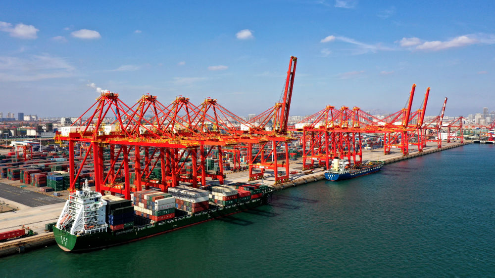 無人機拍攝的日照港順岸開放式全自動化集裝箱碼頭。新華社記者郭緒雷 攝