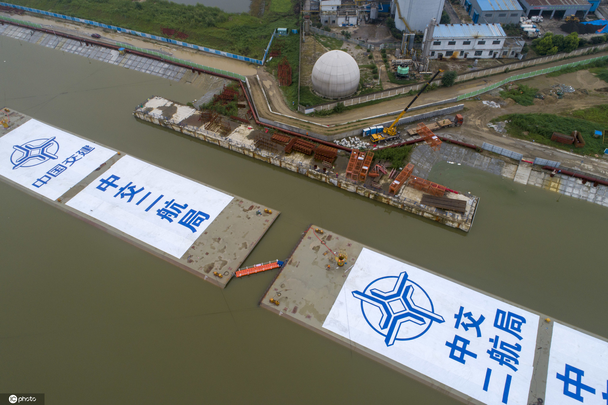 湖北襄阳华中地区首条内河沉管隧道开始沉管试浮