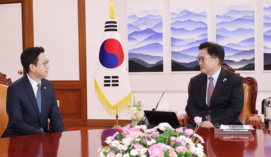 9月10日，韩国国会议长禹元植（右）会见韩国科学技术信息通信部长官裴庆勋。图自韩媒