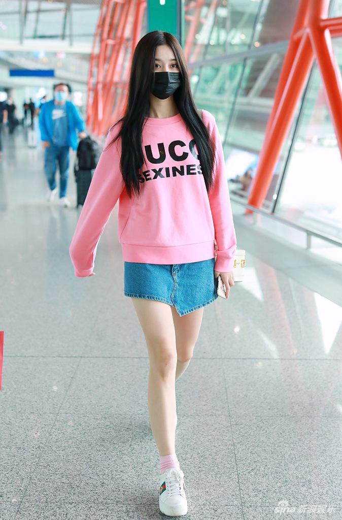 徐艺洋穿粉衣搭短裙大秀美腿撩发比耶动作太可爱