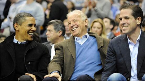 2010年1月30日,美国时任总统奥巴马(左),副总统拜登(中)和亨特·拜登