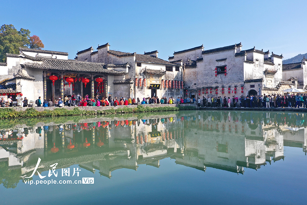 安徽黟县宏村游人如织