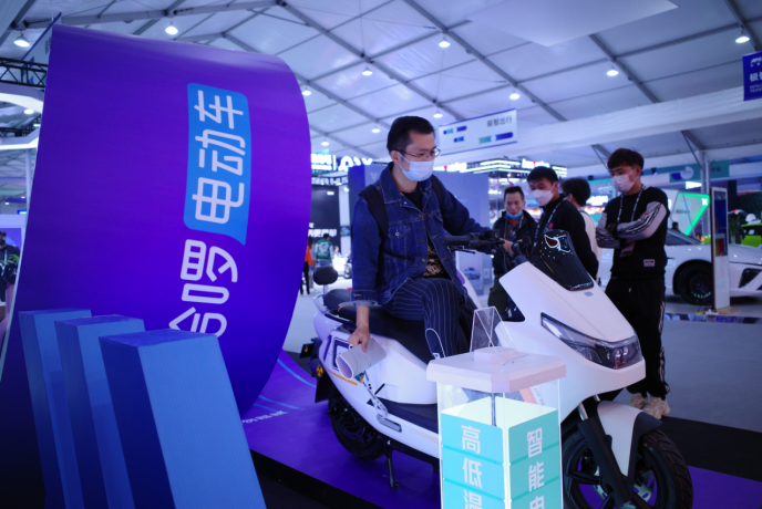 观众在现场体验哈啰电动车旗舰电摩ME70