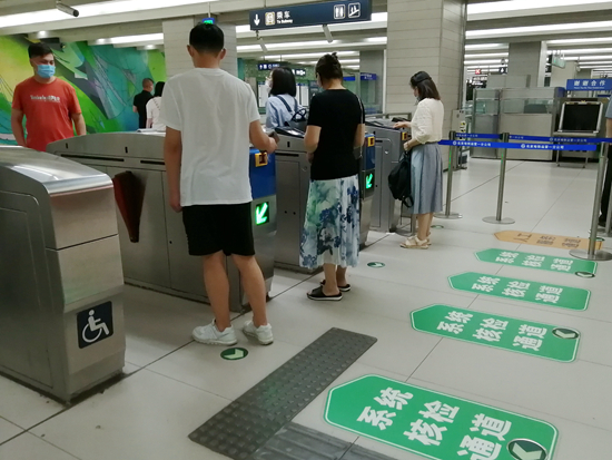 6月5日，北京地铁6号线青年路站，乘客在刷码核检验票。目前，北京地铁全网、城六区公交可自动核验72小时核酸检测结果。人民视觉供图