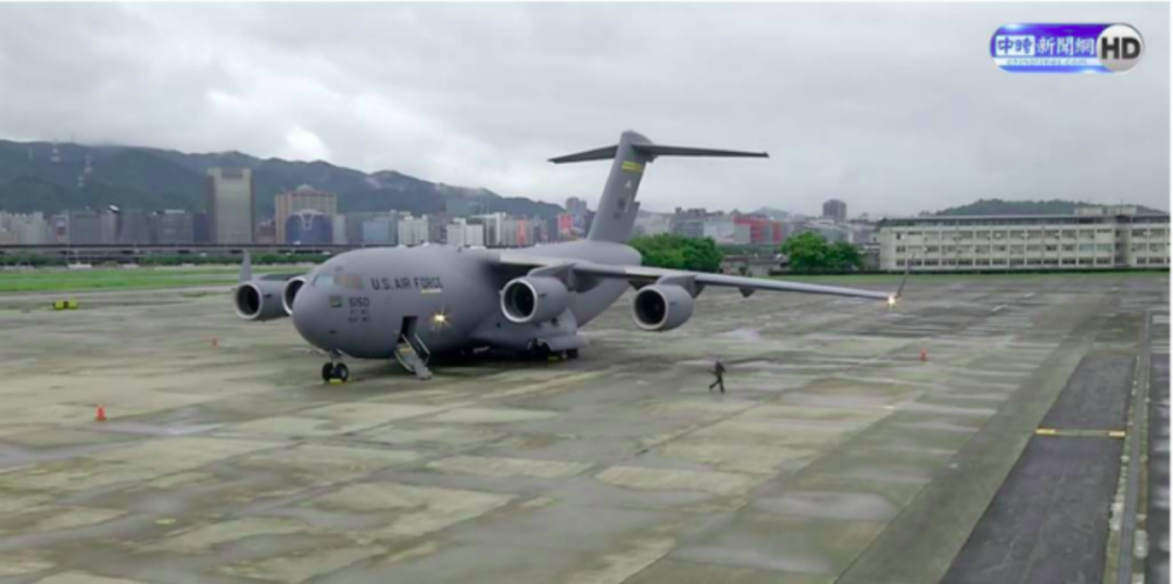 美国联邦参议员搭乘的C-17运输机已降落松山机场。图自台湾中时新闻网