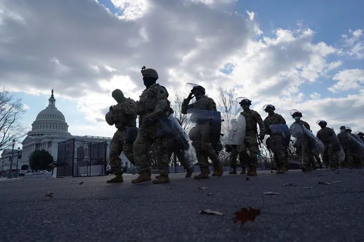 1月20日,一队美国国民警卫队士兵在华盛顿国会大厦附近巡逻.